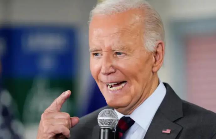 美国总统拜登22日表示，正力争重返白宫的前总统特朗普是美国民主的威胁，美国应该在