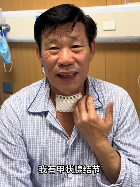同样是演员生病上热搜，这处事方法差老多了。
就说赵露思吧，生病之后一声不吭，直接
