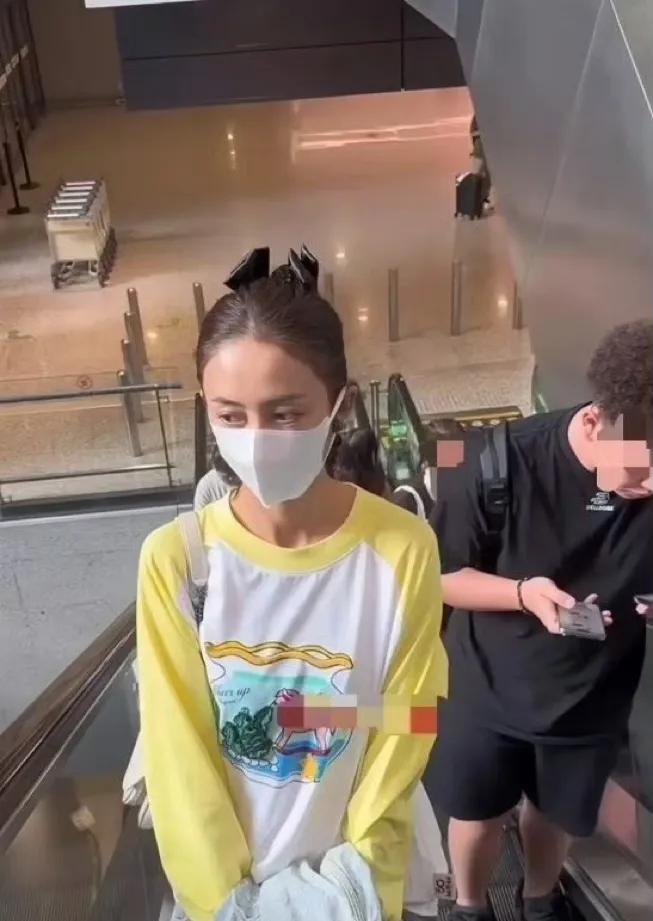 佟丽娅这样打扮就像个小孩子一样，她穿私服活力满满，她挺适合黄颜色的，显白也显瘦，