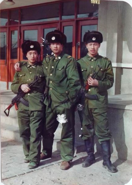当年我五公里全武装越野的最好成绩是二十一分钟。

当时除背包外，还携带五六式冲锋