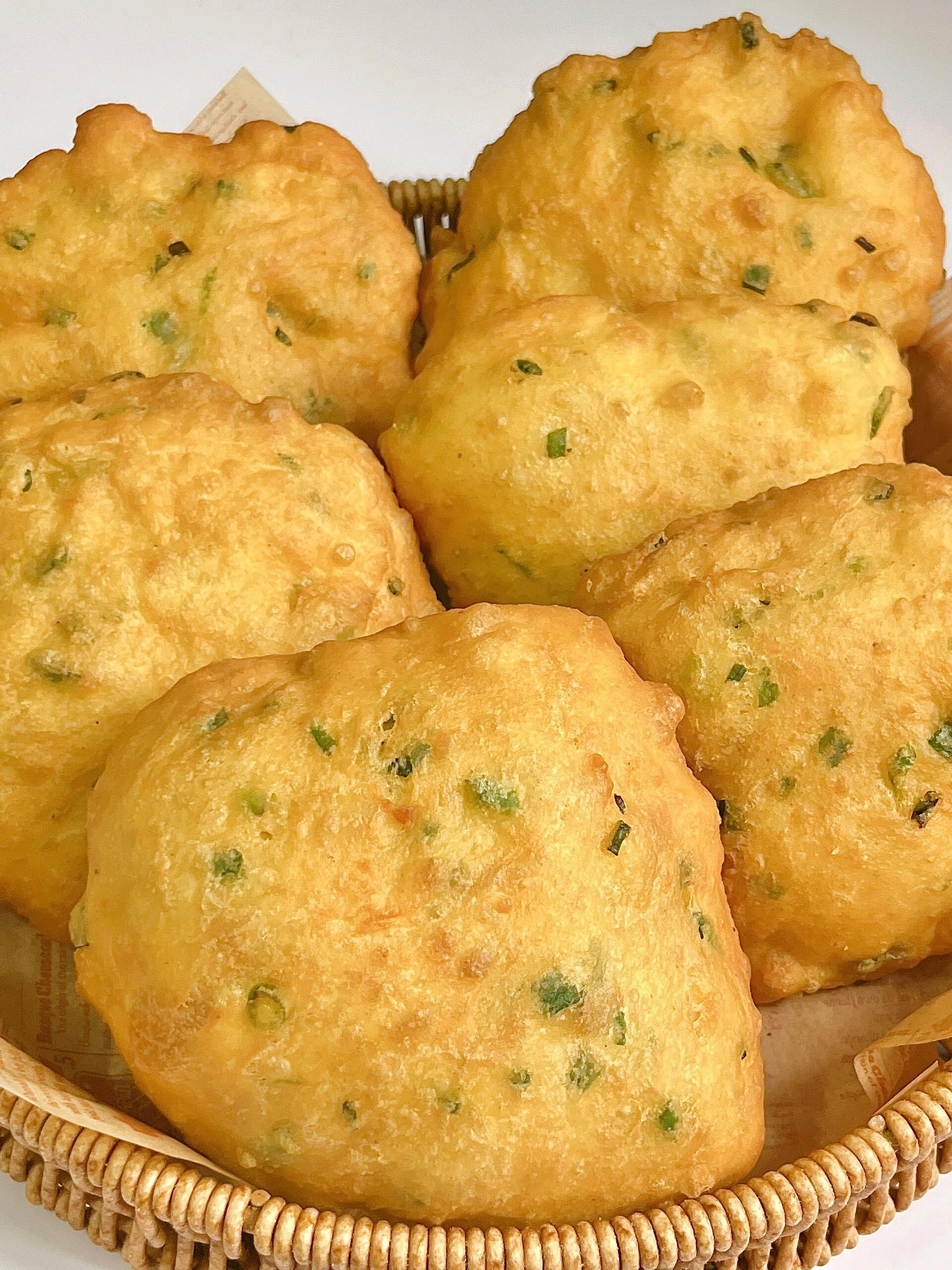 不用揉面不用擀面的葱油饼
不知道你们小时候有没有吃过这种油炸葱油饼，那种味道我到