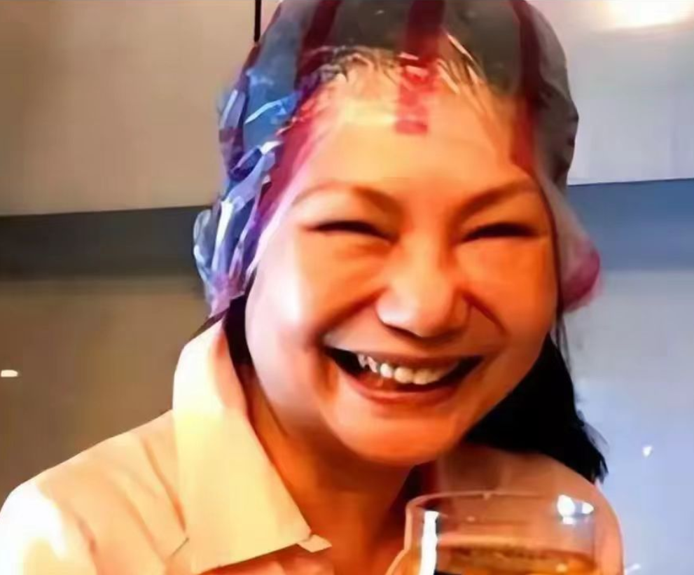 再婚之后仍索赡养，此举颇为难言恰当，家风不正，难免子女效仿。且看黄春梅面对镜头，