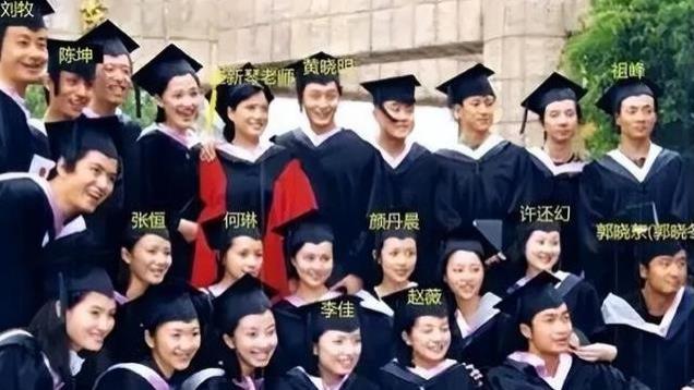 48岁的靳东好幸福！妻子带儿子去云南玩，俩儿子的大长腿羡煞旁人