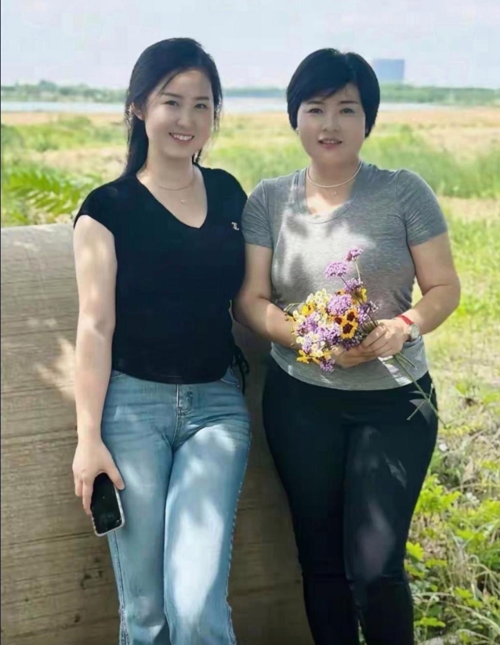 村里的两姊妹个个都备受喜爱，深受村民喜爱！一个拥有圆润的脸庞，容貌旺夫之余又显得