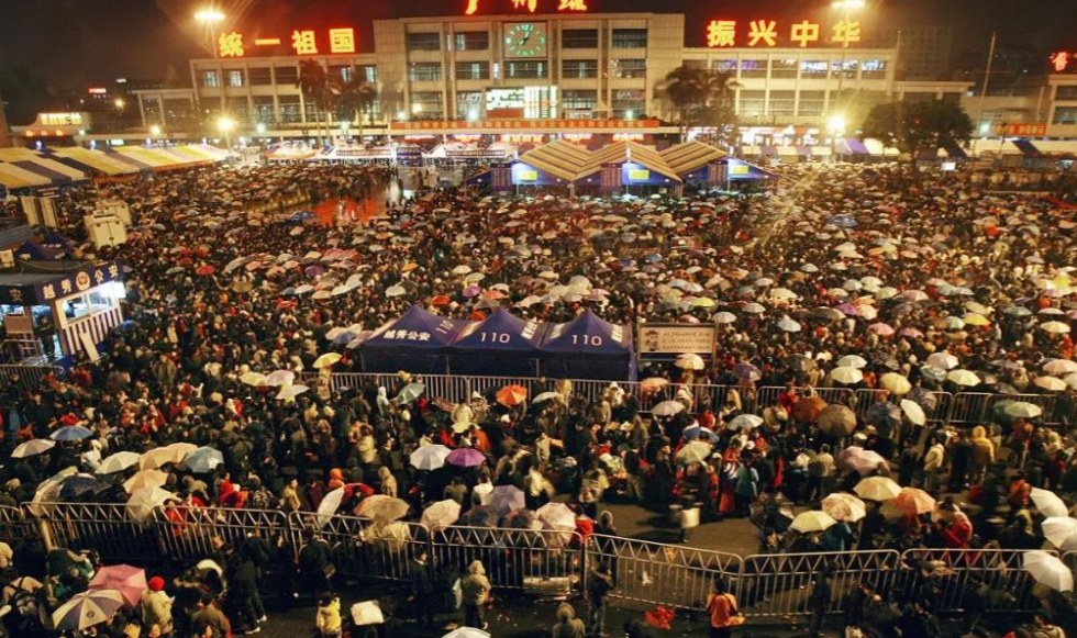 春运史上最惨痛的教训！2008年春运，40万人被困广州车站11天，超百万次军警展