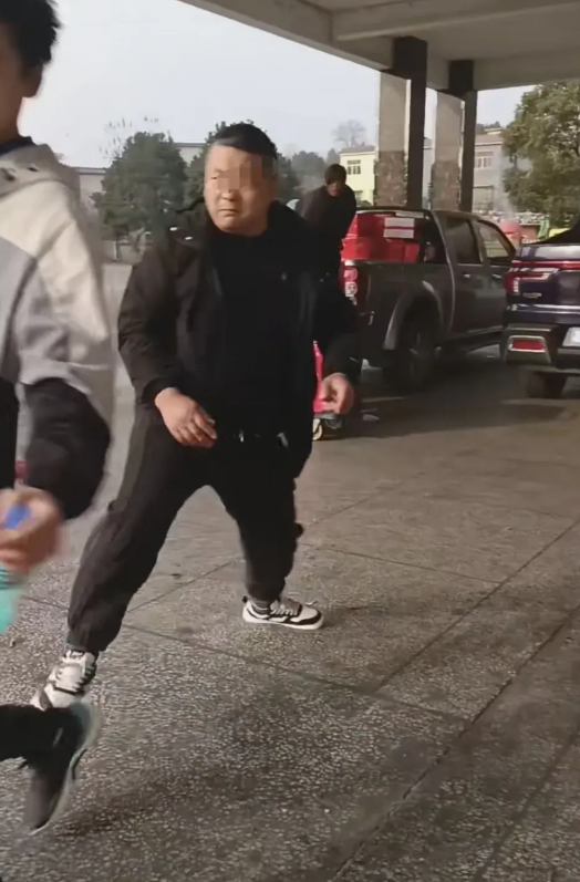 ·旅客被带到酒店疑似强制消费，不消费就挨打，两旅客分别被敲诈5000元和8000
