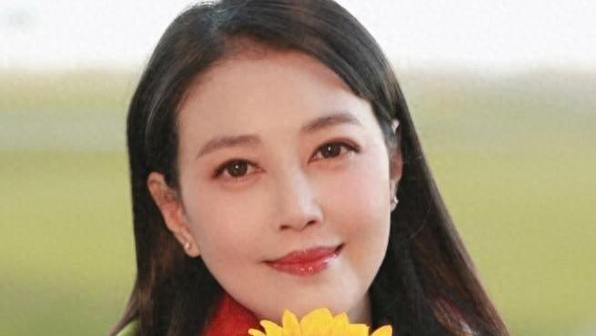 周海媚墓地云纪念馆成立，墓碑前有可爱小熊，鲜花不断环境优雅