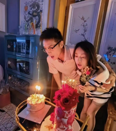 吴谨言洪尧搂肩庆新婚