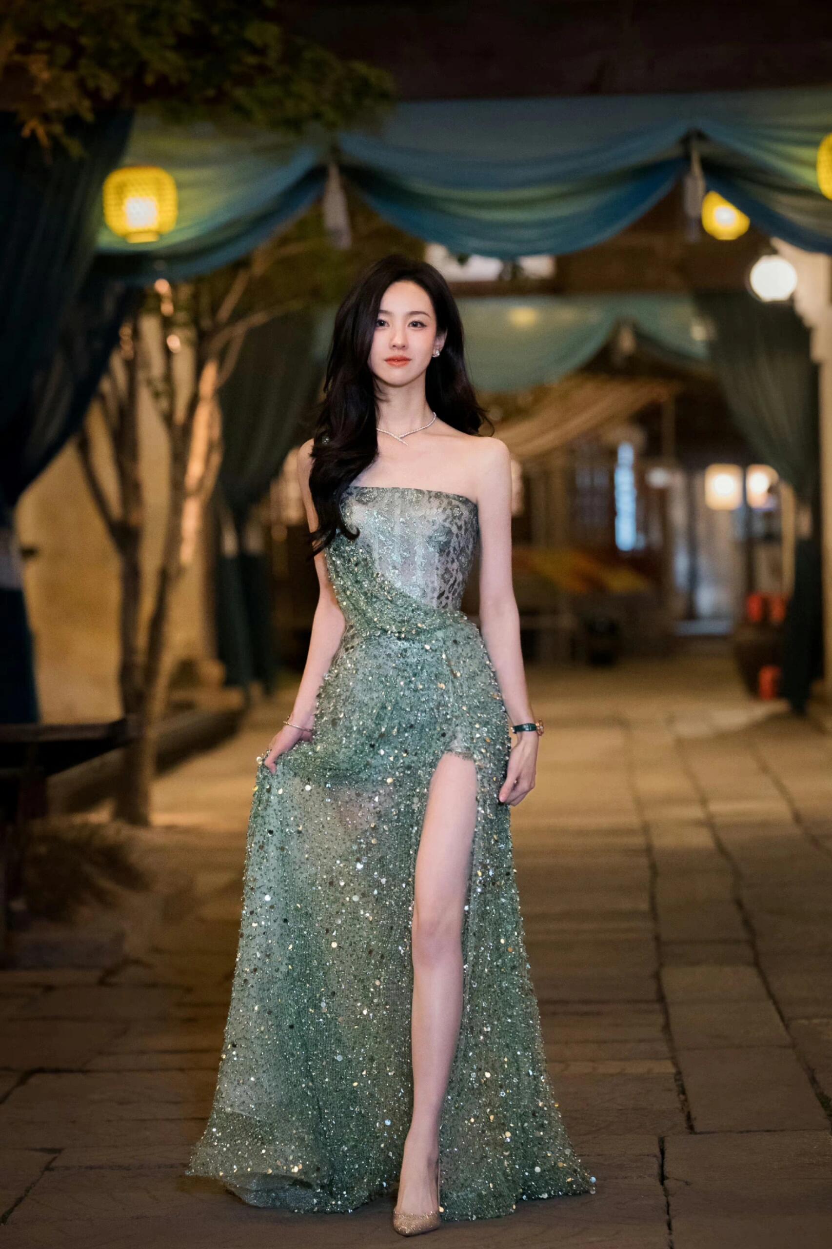 陈都灵，感觉这件绿色礼服香香软软的