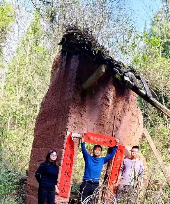 老家只剩一扇墙，但兄妹三人，每年春节还是坚持跨越千里，回到老家给“家”贴上春联，