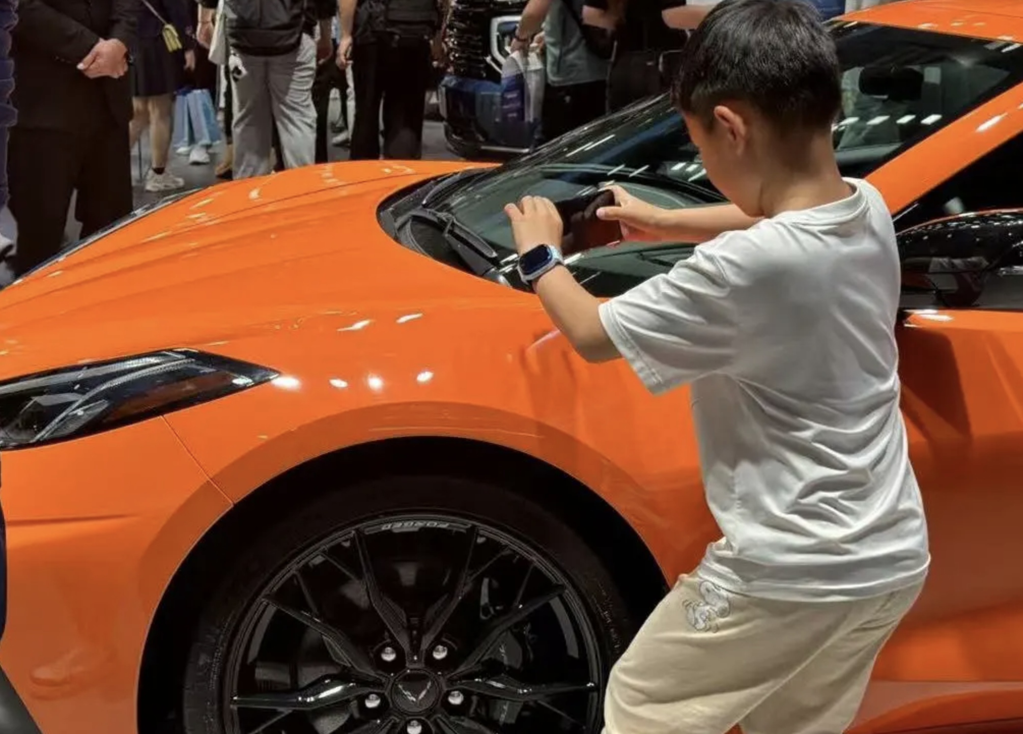 汽车工业要从娃娃抓起，北京车展在五一期间，迎来了一大波小朋友的围观。有集体出动的