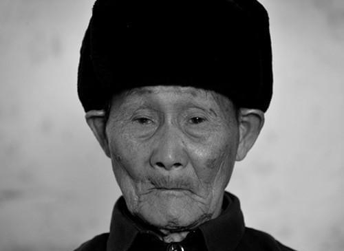 1941年，滕建仁所在的部队将鬼子团团包围，看到鬼子弹尽粮绝，战士们冲上去拼刺刀