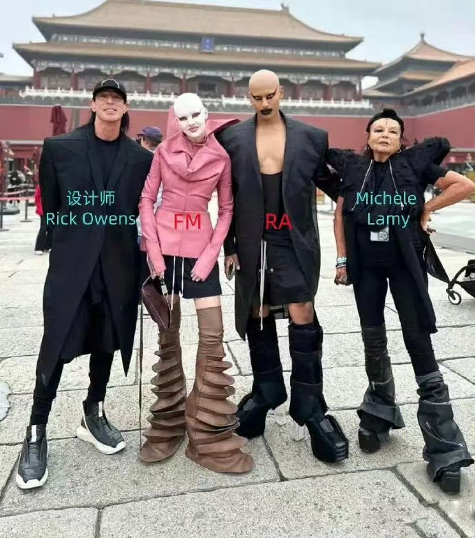 拥抱世界的大门敞开着，但是只欢迎人类，拒绝妖魔！