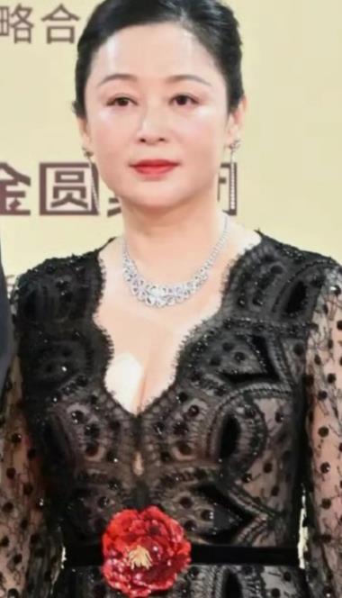 陈红的状态很不好，疲态尽显，衣品一般，当年风姿绰约，如今真的和倪萍比肩。
 
她