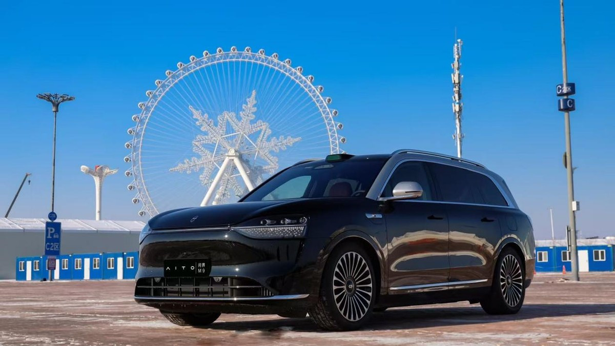 荣获年度智能SUV大奖，问界M9闪耀2024寰球汽车盛典