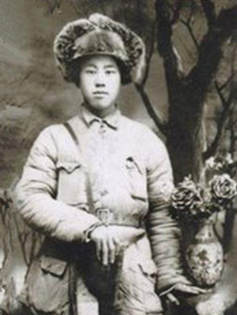 1934年，汉奸们正在对过往路人进行严密的搜查。当一名妇女被搜到时，她勇敢地痛斥