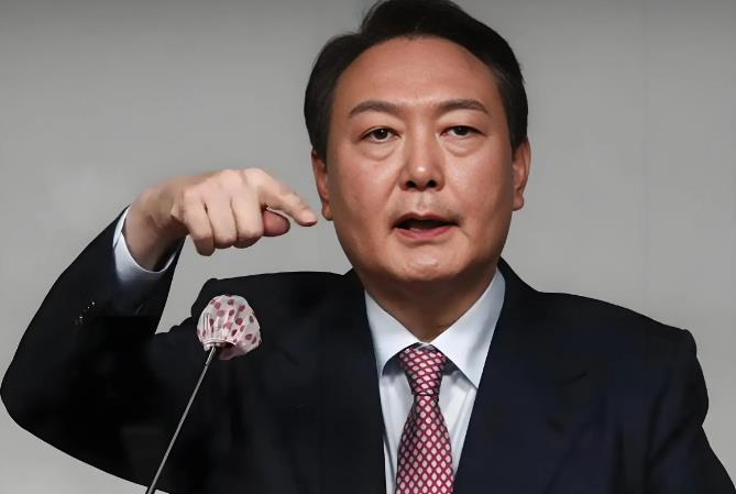 尹锡悦开始反击了！
自10日韩国国会迅速通过逮捕尹锡悦议案之后，尹锡悦开始出现了