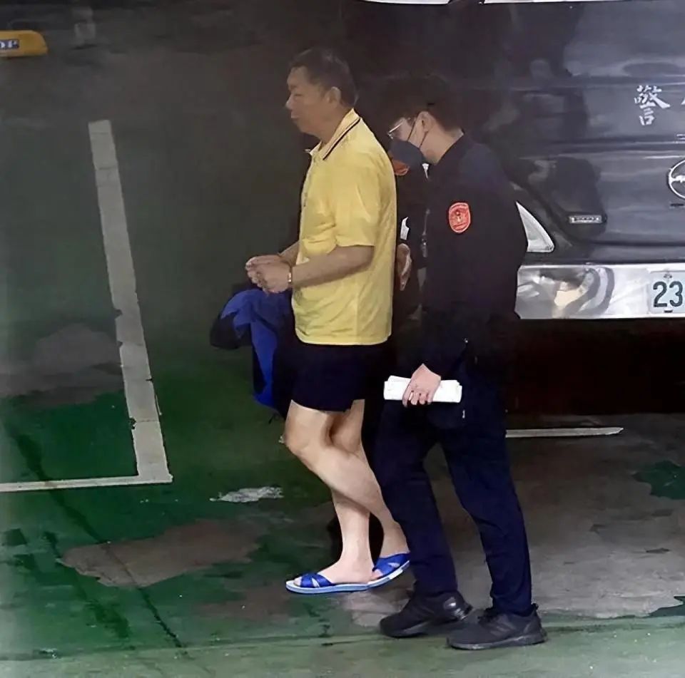 柯文哲被整到家破人亡？10月18日夜，柯文哲戴着手铐进ICU探望父亲，半小时后签