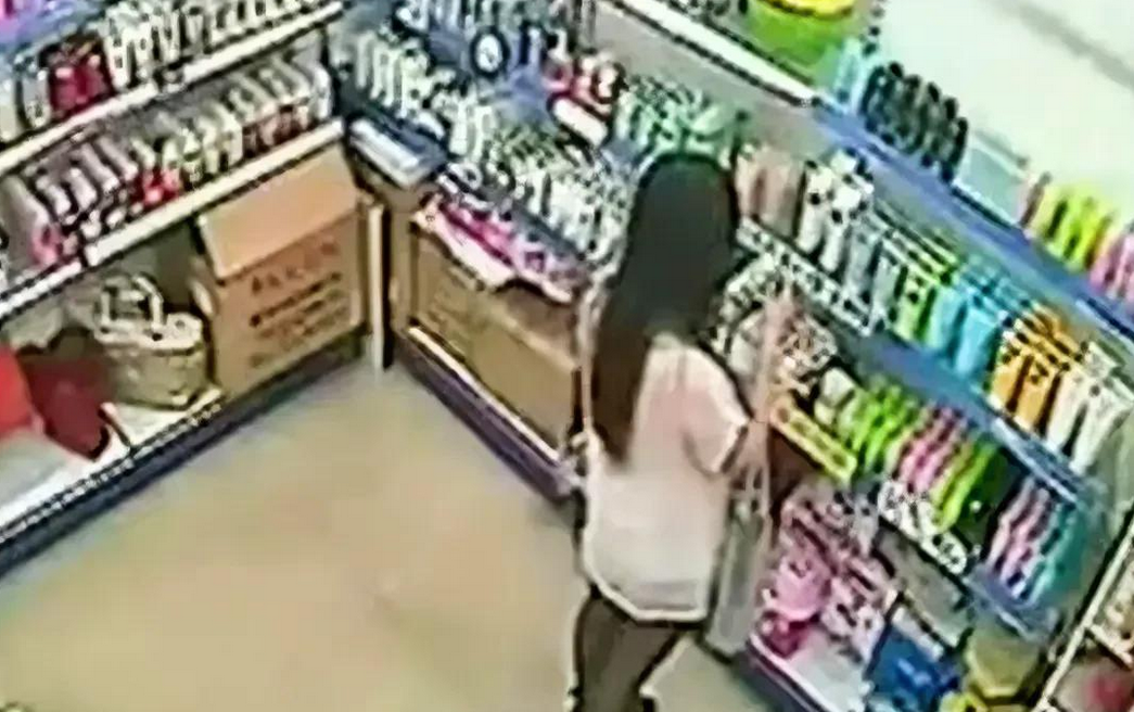 碎三观，陕西一女子在超市偷东西被男老板逮住，要求女子赔偿800元，不料女子说自己