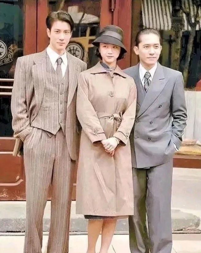 这张是电影《色·戒》中三位主演的合影。C位头戴精巧小帽，优雅气质的是汤唯。右边男
