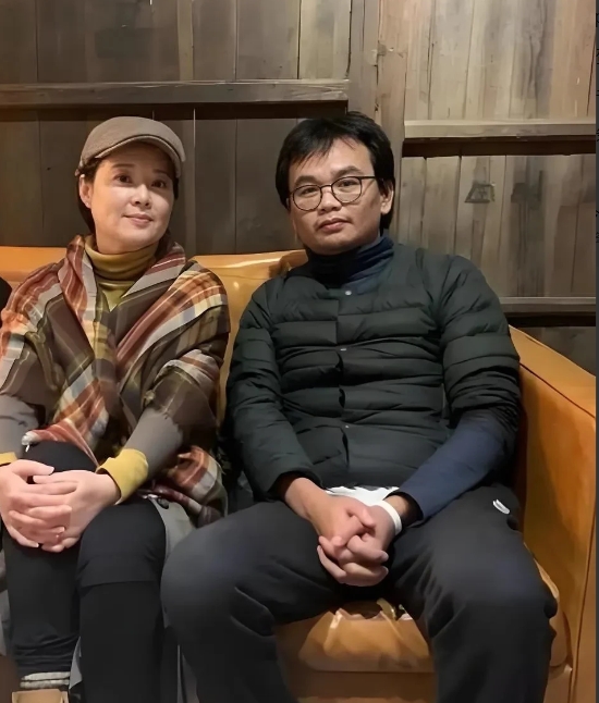 这对“姐弟恋”看起来好相配，女的是袁立，上有天堂，下有苏杭的美女，身材与殷桃一样