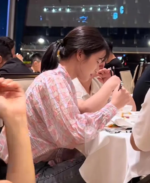 这才是我们该追的星，比明星还美的飞行员徐枫灿，在外面吃饭时被路人认出。

当时她