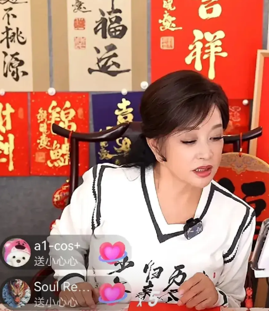 刘晓庆又像一阵风似的就这么过去了。有人说她极为漂亮，实际上她确实比当下诸多小花要
