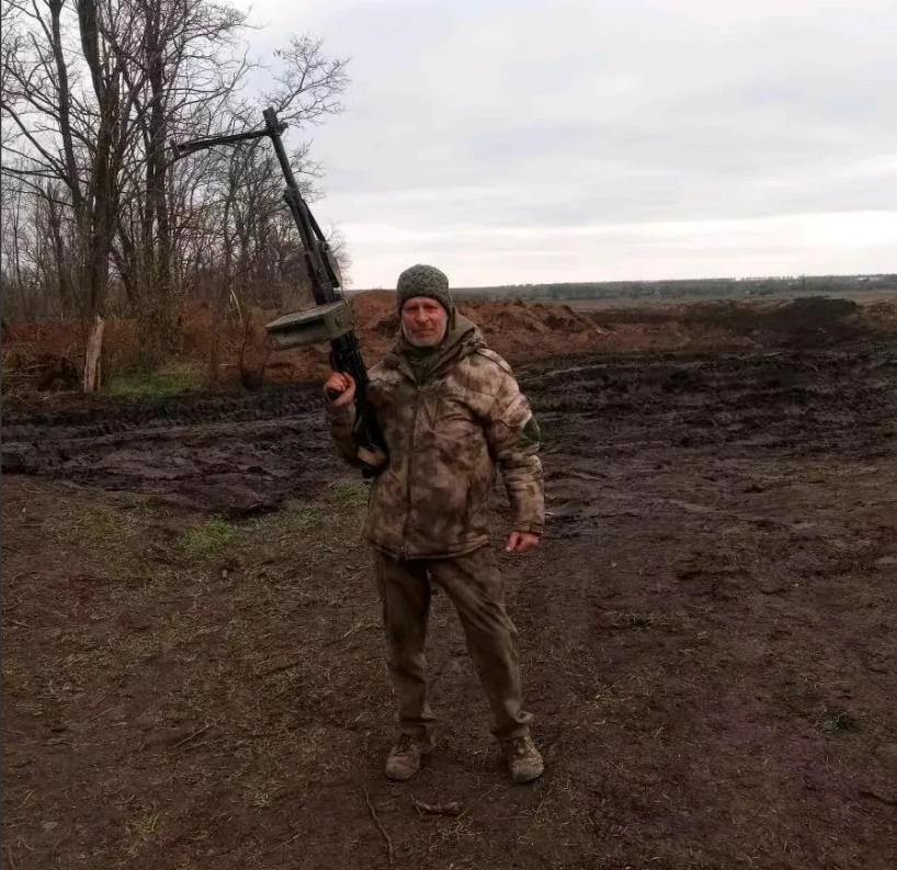 这个俄罗斯志愿兵住在车里雅宾斯克，去年已经自愿上过一次战场，复原后今年8月又要去