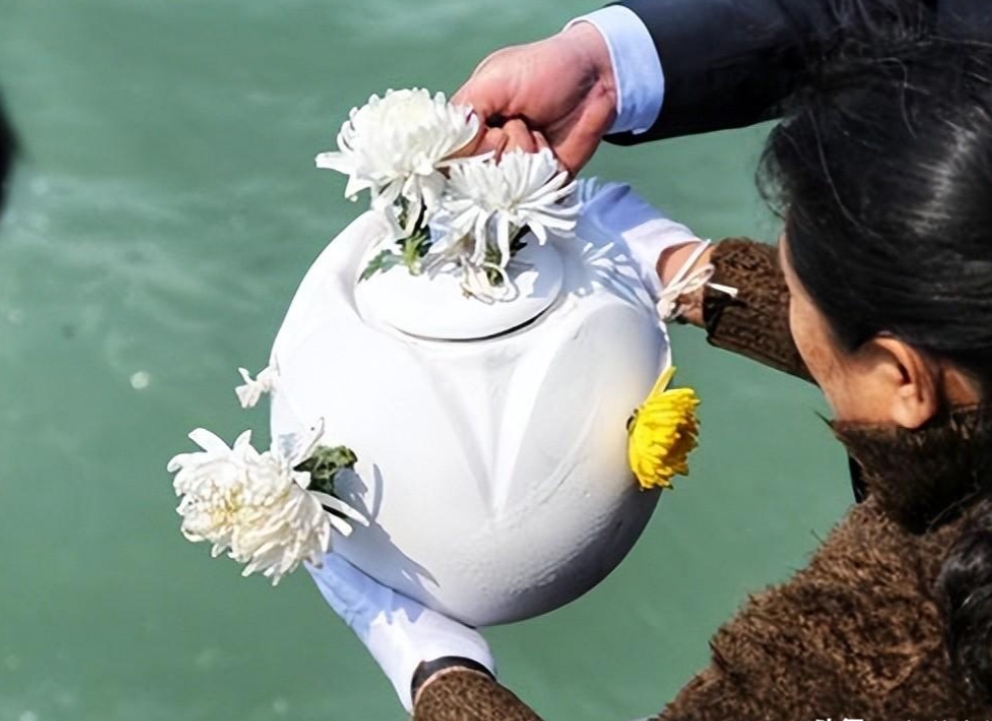 吉林辽源，一女子的父亲病逝后，她按照父亲遗愿将骨灰进行了海葬，谁知竟被亲哥告上了