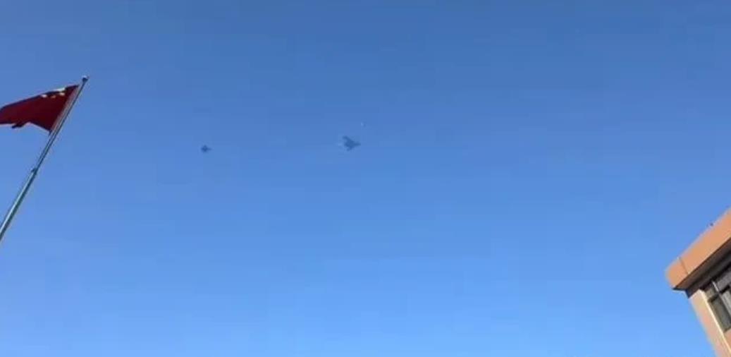 疑似歼轰7伴飞轰20的试飞照片被曝光！

中航工业出品的轰20缩比模型才刚亮相没