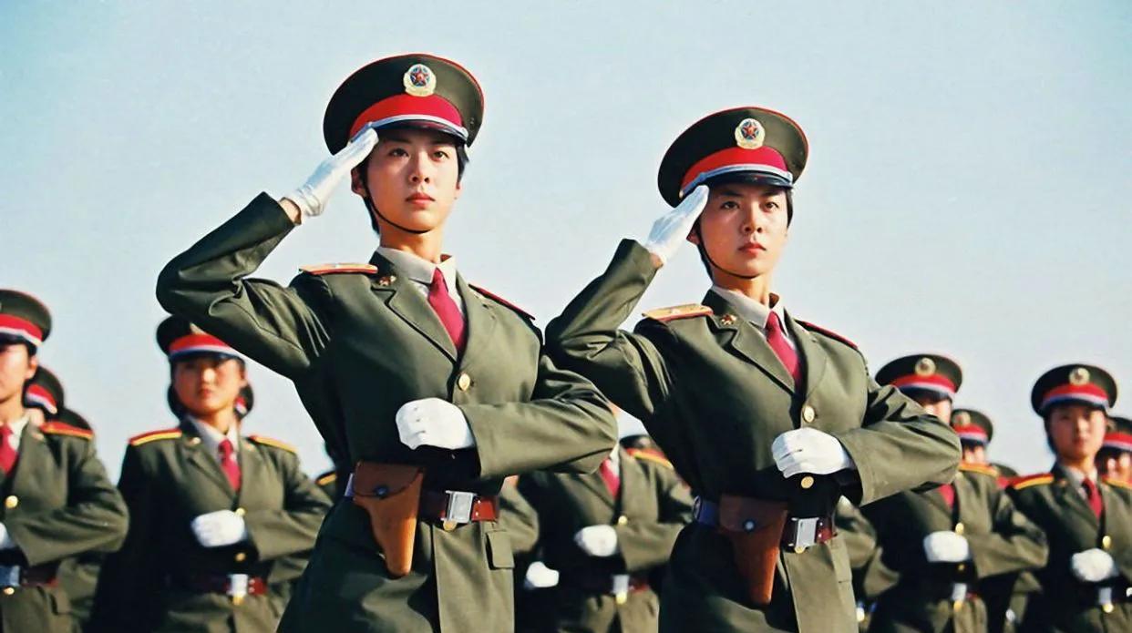 1999年国庆阅兵的女兵方阵由两名姐妹花领队，当时两人都是少尉军衔，如今这么多年