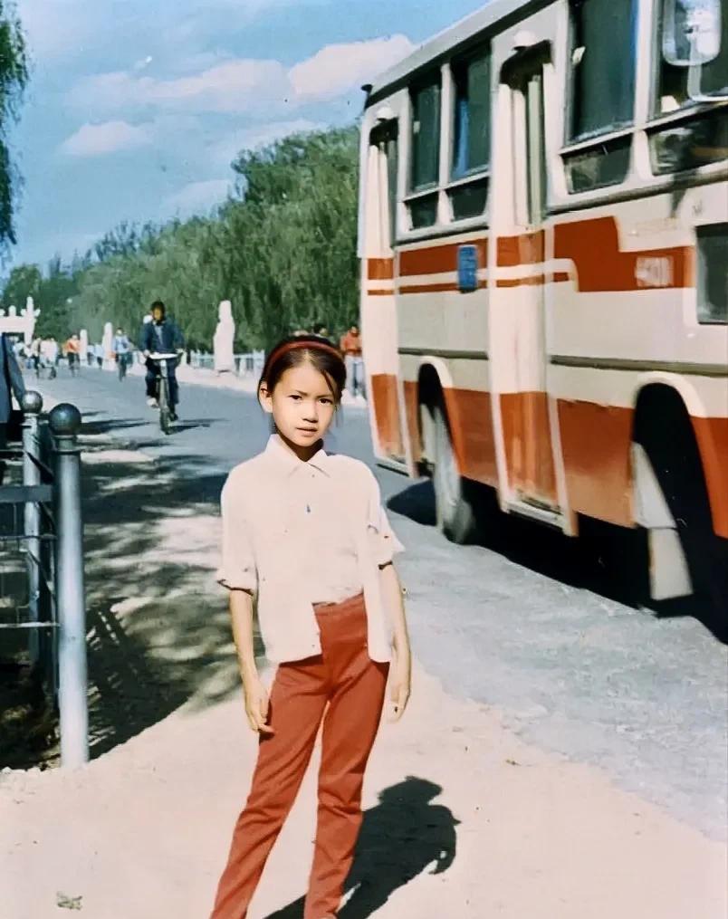 这张照片拍摄于1988年，一位9岁的小女孩在公路旁的留影旧照，谁也没想到的是，长