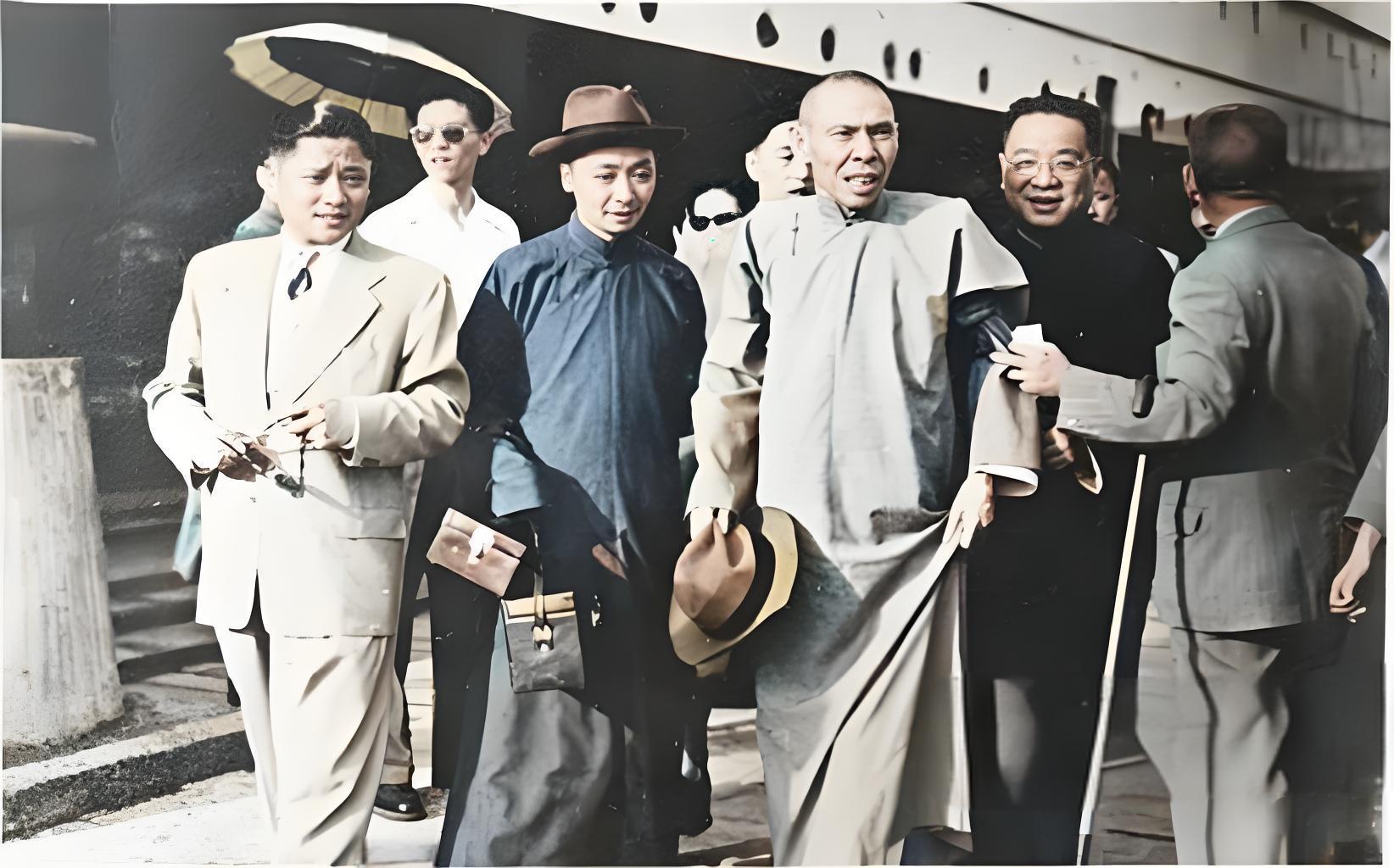杜月笙赴香港，右起依次为徐懋棠、杜月笙、朱鹤皋（私人医生）、李裁法 ​​​