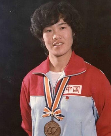 高凤莲，女，1964年生，内蒙古巴彦淖尔市人。

身高1.86米，体重116kg