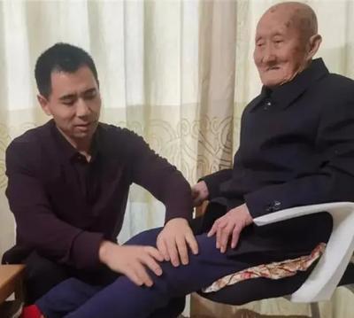 老农民捡弃婴，含辛茹苦养大，32年后成军官尽孝