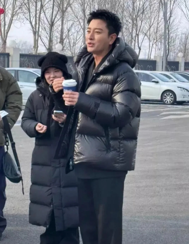路边看到了贾乃亮，估计在那讲解带货呢，为啥他不拍戏了，感觉好可惜，40岁的他还长