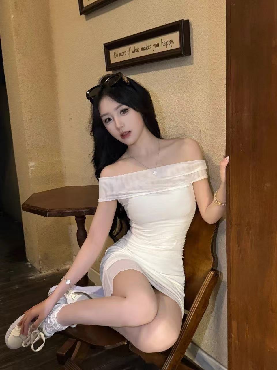 她舞姿曼妙，如风中翩跹的彩蝶哈哈哈哈
