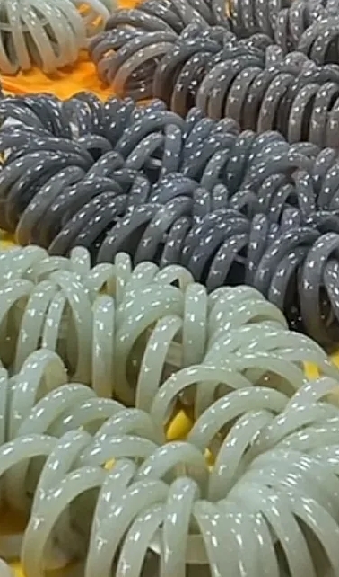 如果是跟团游，按原订计划走，不要听导游推荐的项目，不要在景区购物，一搬景区东西都