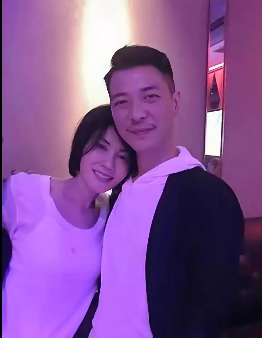 他是谁呀？
被王菲这样的大美女依偎着，也太幸福了吧！
王菲可是出了名的高冷，估计