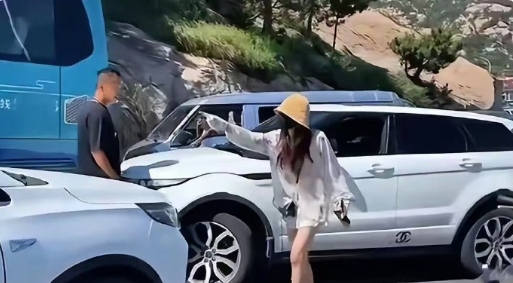 这青岛本地说土话的女的就是野蛮，这种人很多的，开个破路虎更是狗仗人势，以为在自己