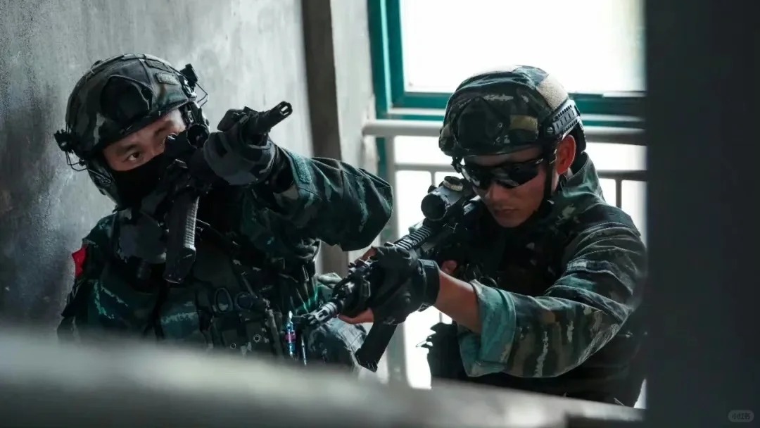 浙江武警靓照
第一眼🦅酱既视感