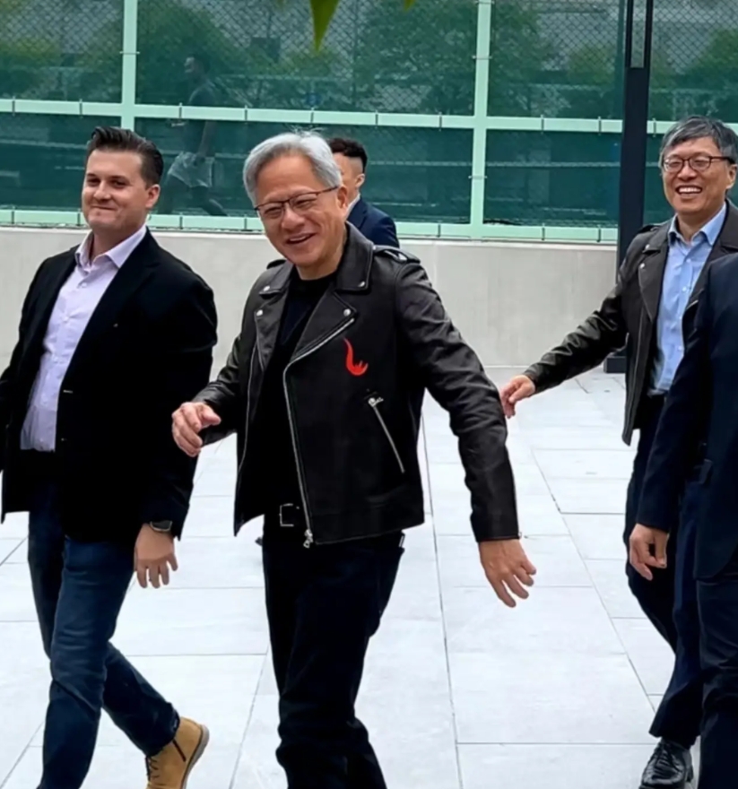 黄仁勋现身上海陆家嘴，我发现了3个有趣的细节

1：黄仁勋明明会说中文，在现场的