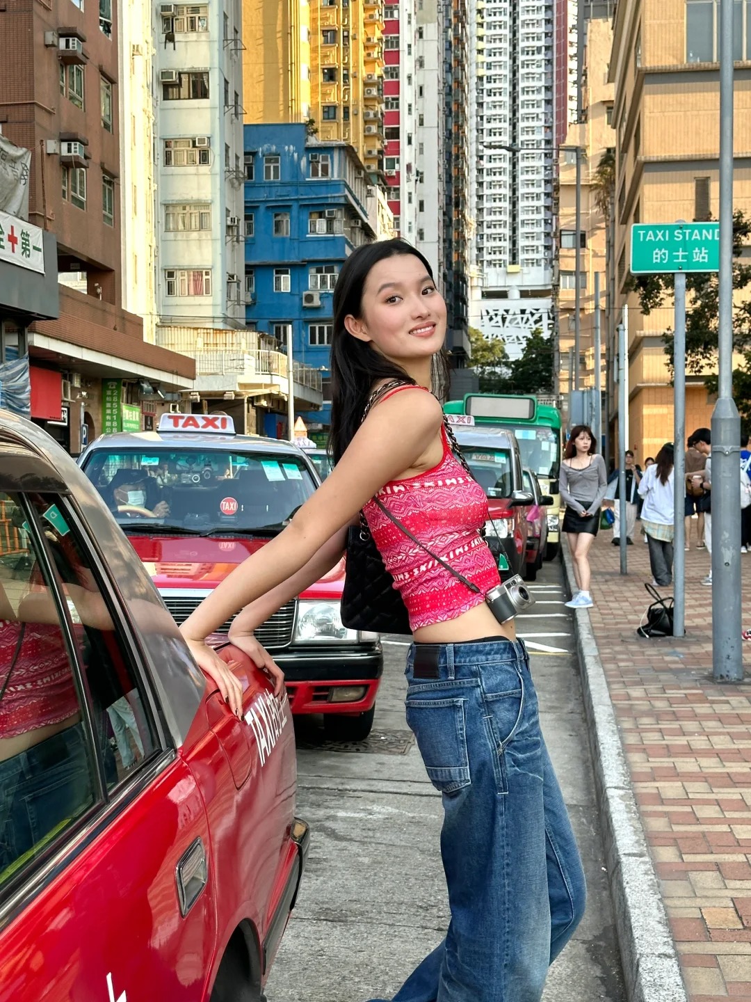 HongKong💛💖
在香港穿鲜艳的颜色 太好拍了！
有人评论说我很高脂
我