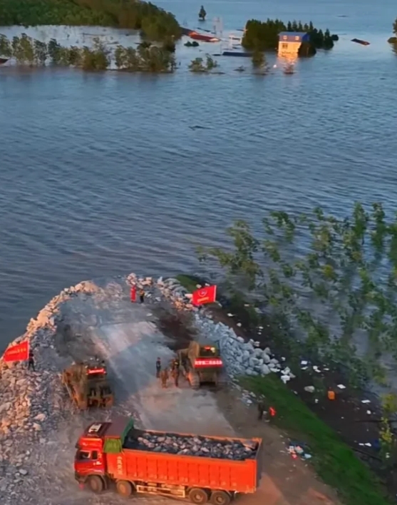 怎样把垸内水排出来？洞庭湖决堤后，华容团洲垸内大约有50平方公里被淹，平均5米水