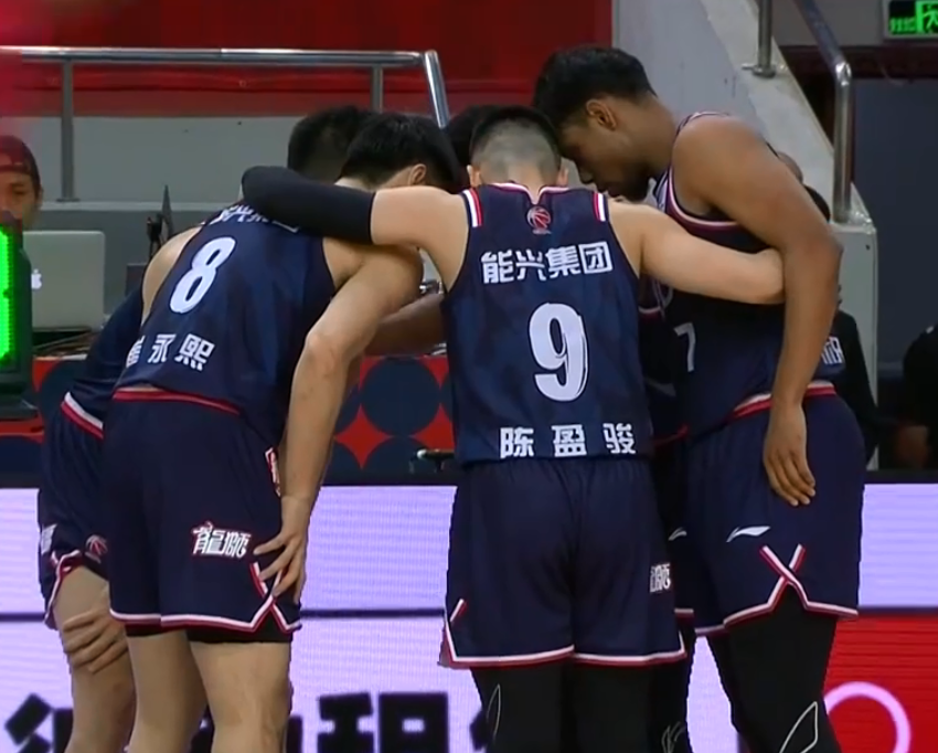 CBA12进8，今晚的两场比赛第一节的风格是完全不同：

北京和上海的京沪大战堪