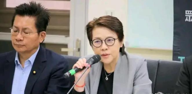 绿营吴思瑶喊话绿白在三改革案进行合作，黄珊珊称仍在内部讨论！

台立院近期着重处