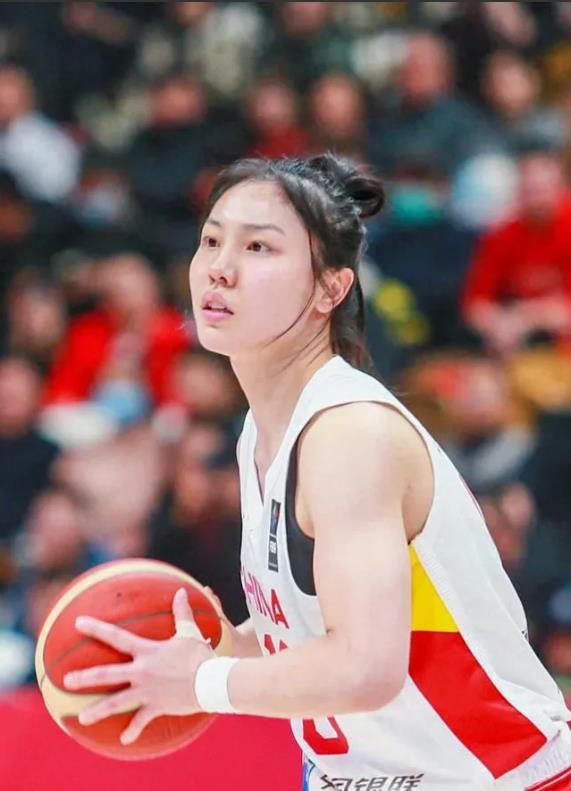 张茹  25岁   身高1.86米，体重82公斤，中国女篮防守悍将，李梦的第一替