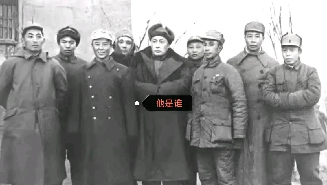这是一张珍贵的历史老照片。
他们是和粟裕大将共生死的战友兄弟。
从衣着上看，他们