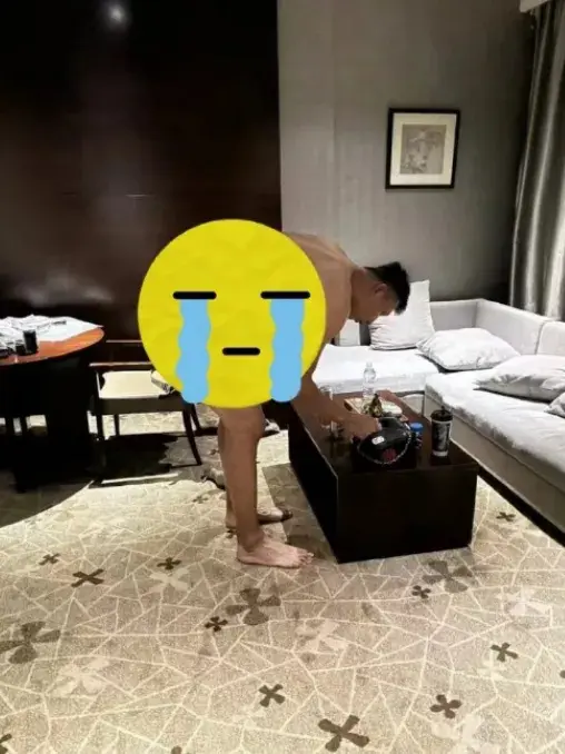 大瓜？中国男篮传奇易建联爆出惊天大瓜，背后这3点细节很有问题。

1、身份信息泄