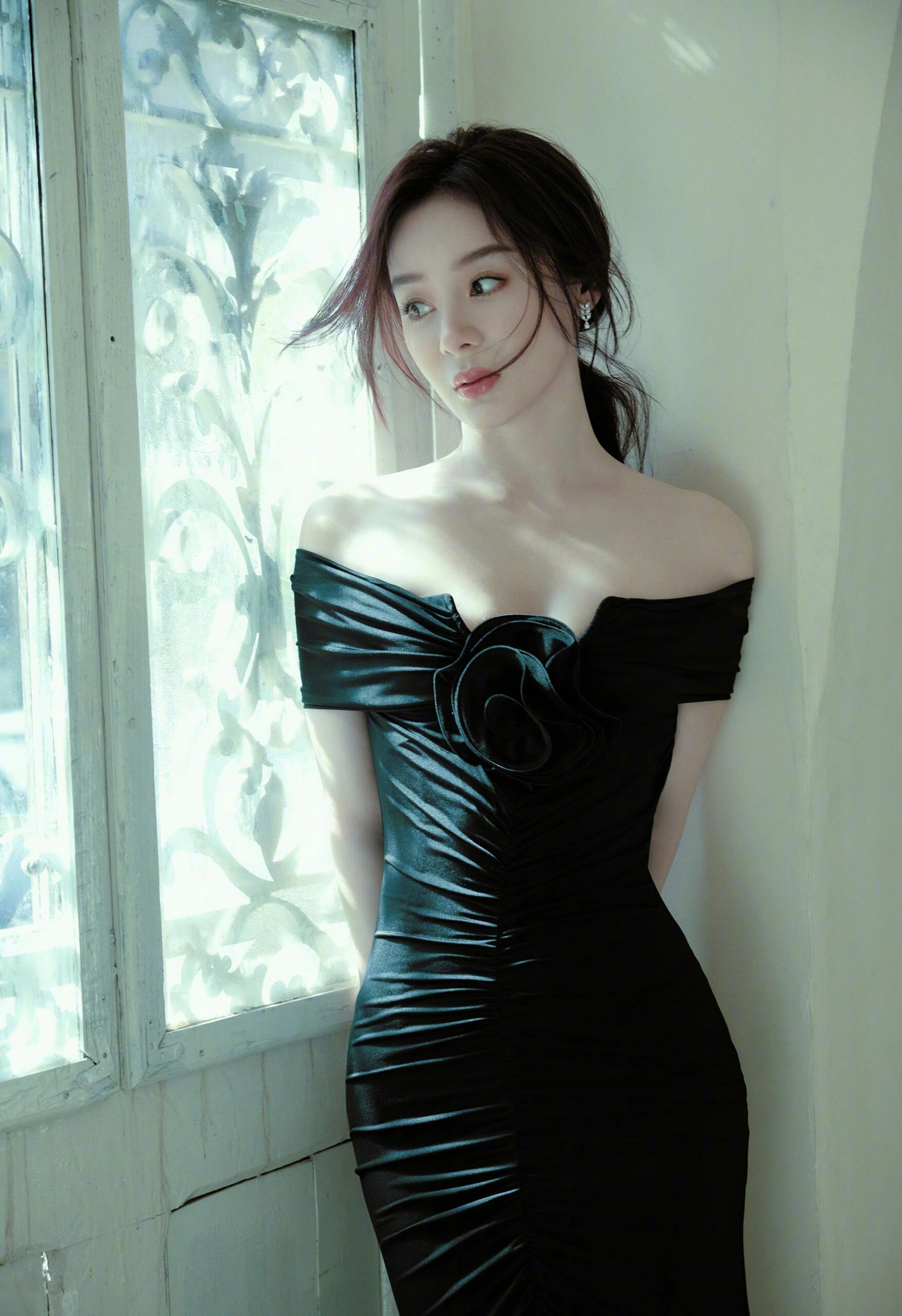 袁姗姗黑色抹胸裙秀身材，白皙精致曲线优美